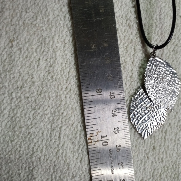Silvertone leaves leaf 🍃 Necklace on black cord - Picture 2 of 5